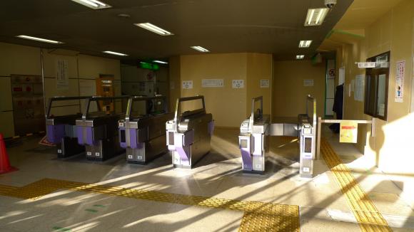 富沢駅の改札が２階に