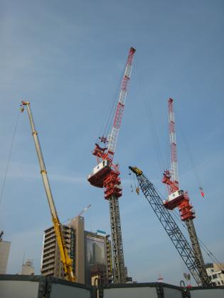 そびえ立つクレーン／仙台一番町プロジェクト