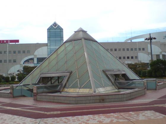 ガラスのピラミッド