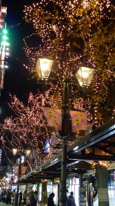 青葉通りのページェントとガス灯