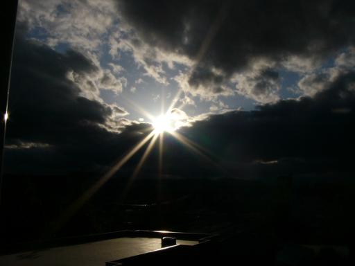 雲の隙間の太陽