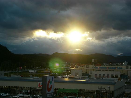 雲に覆われた夕日