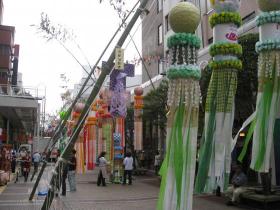 飾りつけ中の七夕