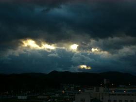 雲に覆われた夕日