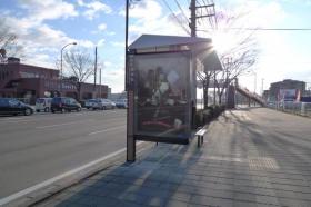 屋根、広告付きバス停