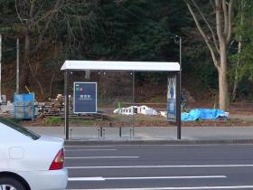 屋根、広告付きバス停