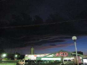 夕焼けと黒い雲